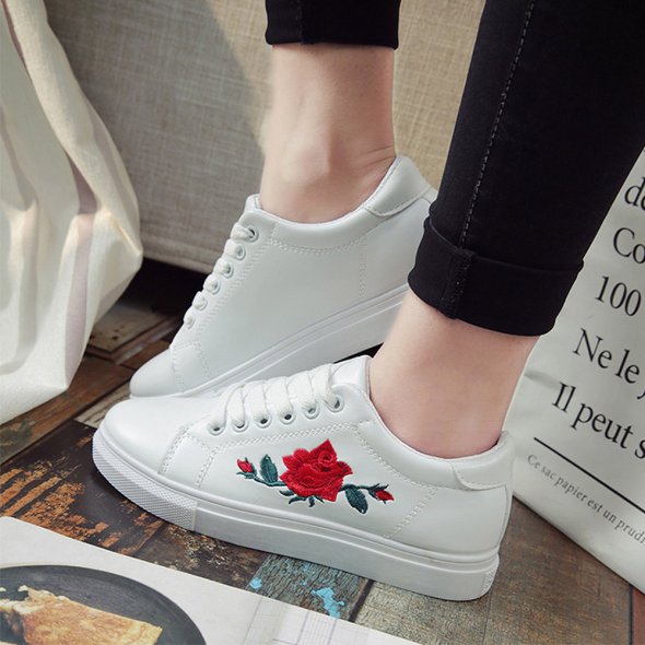 White sneakers with roses top