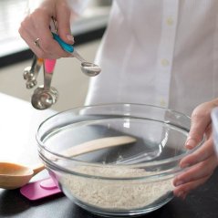طقم أكواب وملاعق للقياس من 10 قطع من الاستانلس ستيل احترافية بمقبض مثالي من السيليكون
