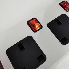 قابس مشترك كهرباء قابل للتمديد بــ 3 مقابس وبمنفذي USB طول 2 متر